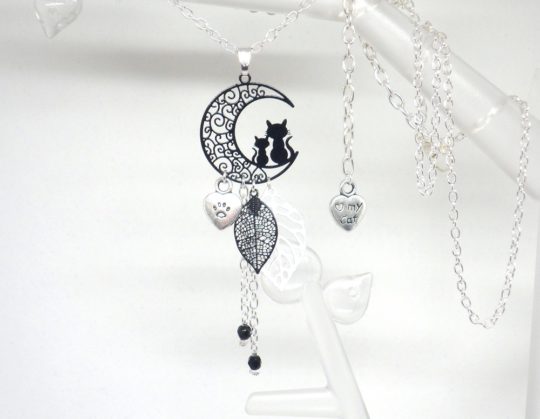 Sautoir chats au lune feuilles fines estampes breloques coeurs empreinte de chat love my cat dans les tons noir argenté et blanc création édition limitée Odacassie bijoux et accessoires