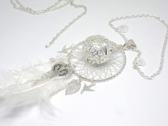 Bola de grossesse jumeaux coeur empreintes de pieds fines estampes feuilles plume oiseaux fleur perles blanc argenté pièce unique dreamcatcher attrape-rêves Odacassie bijoux et accessoires faits main