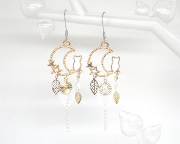 Boucles d'oreilles chats blancs et dorés, étoiles, lune, feuilles, sequins dorés et perles en verre de Bohême création Odacassie bijoux et accessoires faits main