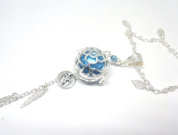 Bijou de grossesse bleu et argenté petits pieds plumes feuilles cage fleur bille bleue rendu brillant bola de grossesse pièce unique réalisée sur commande par Odacassie bijoux et acessoires poétiques bohèmes romantiques fait main