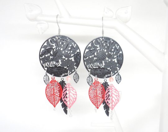 Boucles d'oreilles style nippon estampes fleurs de lotus noir rouge vieux rose argenté feuilles plumes création Odacassie bijoux et acccessoires faits main