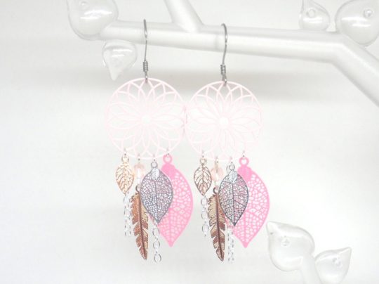 Boucles d'oreilles rose pastel or rose argenté rose tendance dreamcatcher attrape-rêves fines estampes rosaces, feuilles et plumes, perles en verre de Bohême, création édition limitée par Odacassie bijoux et accessoires faits main