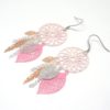 Boucles d'oreilles rose pastel or rose argenté rose tendance dreamcatcher attrape-rêves fines estampes rosaces, feuilles et plumes, perles en verre de Bohême, création édition limitée par Odacassie bijoux et accessoires faits main