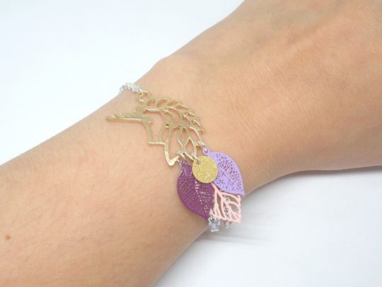 Bracelet licorne doré rose violet prune mauve lilas girly élégant tendance estampes feuilles perles en verre de Bohême édition limitée Odacassie bijoux et accessoires faits main