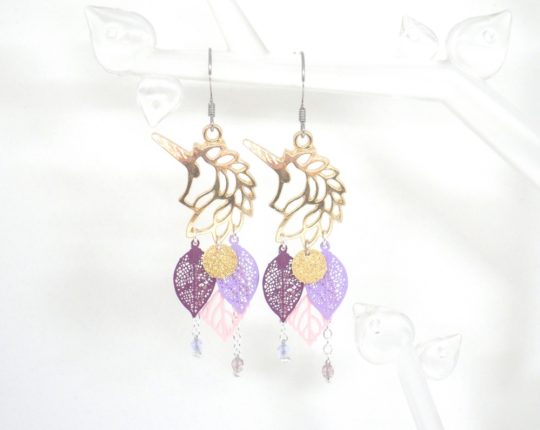 Boucles d'oreilles licornes doré rose mauve violet prune lilas estampes feuilles sequins dorés pailletés girly élégantes bijou en édition limitée par Odacassie bijoux et accessoires faits main