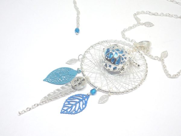 Bola musical de grossesse bleu argenté petits pieds feuilles plume perles attrape-rêves dreamcatcher pièce unique réalisée sur commande par Odacassie bijoux et accessoires faits mains les créations de Cassandre