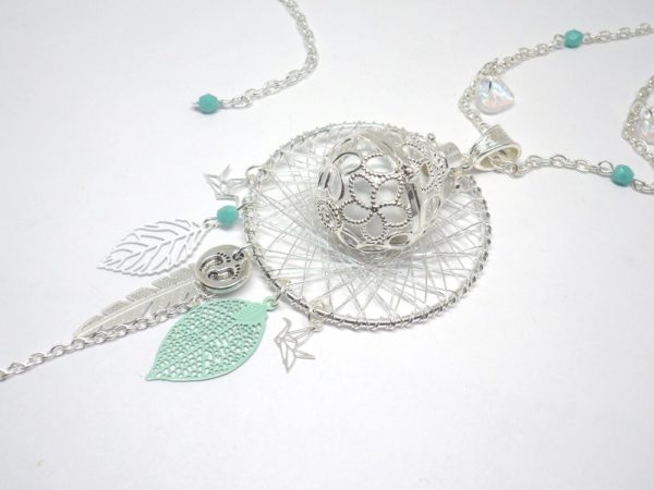 Bola de grossesse blanc vert d'eau turquoise clair argenté attrape-rêves petits pieds oiseaux origami fleurs feuilles plume perles création pièce unique réalisée sur commande par Odacassie les créations de Cassandre bijoux et accessoires faits main