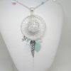 Bola de grossesse blanc vert d'eau turquoise clair argenté attrape-rêves petits pieds oiseaux origami fleurs feuilles plume perles création pièce unique réalisée sur commande par Odacassie les créations de Cassandre bijoux et accessoires faits main