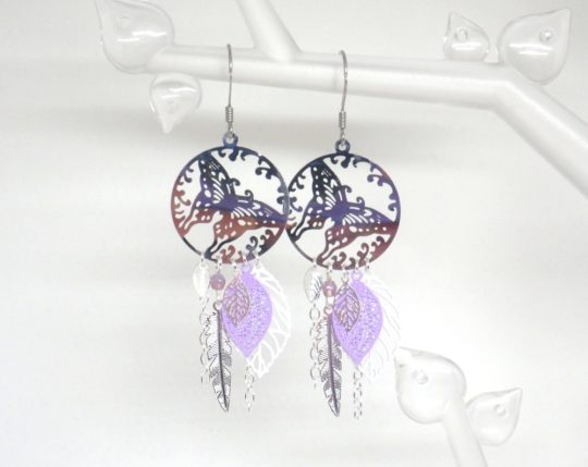 Boucles d'oreilles papillons argenté mauve blanc esprit dreamcatcher mariage cérémonie bohème romantique feuilles plumes perles en verre de Bohême acier inoxydable bijou édition limitée par Odacassie bijoux et accessoires faits main