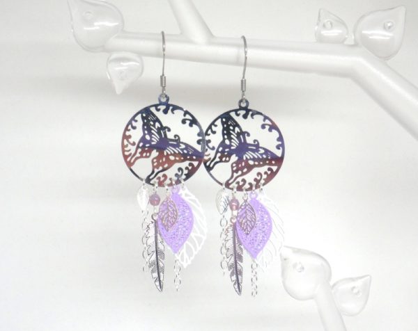 Boucles d'oreilles papillons argenté mauve blanc esprit dreamcatcher mariage cérémonie bohème romantique feuilles plumes perles en verre de Bohême acier inoxydable bijou édition limitée par Odacassie bijoux et accessoires faits main