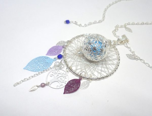 Bola de grossesse arbre de vie papillons feuilles coeur love printemps aérien espoir bleu clair bleu roi argenté mauve violet blanc esprit attrape-rêves pièce unique réalisée sur commande par Odacassie les créations de Cassandre bijoux et accessoires faits main