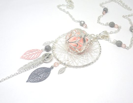 Bola de grossesse rose et gris argenté arabesques plume feuilles petits pieds perles en verre de Bohême attrape-rêves dreamcatcher pièce unique sur mesure réalisée sur commande par Odacassie Les créations de Cassandre bijoux et accessoires faits main