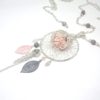 Bola de grossesse rose et gris argenté arabesques plume feuilles petits pieds perles en verre de Bohême attrape-rêves dreamcatcher pièce unique sur mesure réalisée sur commande par Odacassie Les créations de Cassandre bijoux et accessoires faits main