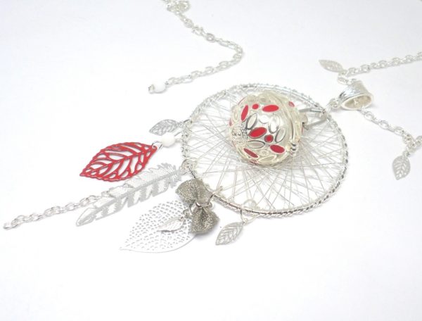 Bola de grossesse rouge blanc argenté feuilles plume petit noeud pièce unique par Odacassie les créations de Cassandre bijoux et accessoires faits main fabrication française