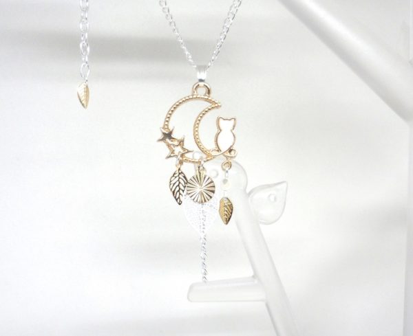 Collier chat blanc et doré, étoiles, lune, feuilles, sequin doré et perle en verre de Bohême création Odacassie bijoux et accessoires faits main