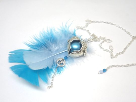 Bola de grossesse plumes bleues cage coeur ailes d'ange petits pieds feuilles perles en verre de Bohême bijou de grossesse argenté et bleu pièce unique réalisée sur mesure par Odacassie les créations de Cassandre bijoux et accessoires faits main