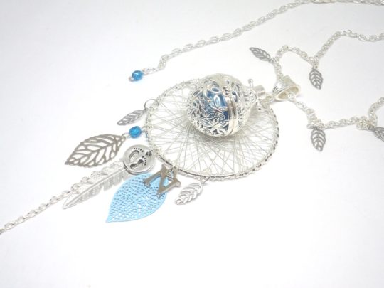 Bola de grossesse initiale prénom lettre N bleu argenté attrape-rêves cage papillons libellules feuilles plume pièce unique réalisée sur commande bola personnalisable par Odacassie les créations de Cassandre bijoux et acessoires faits main bijoux poétiques bohèmes romantiques