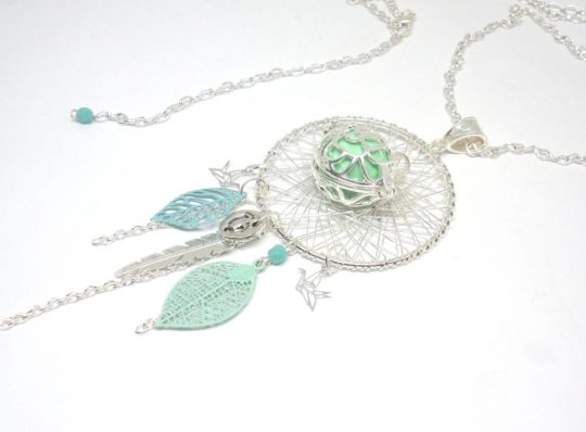 Bijou de grossesse vert d'eau argenté turquoise clair cage fleur oiseaux origami plume feuilles perles esprit attrape-rêves dreamcatcher bola de grossesse pièce unique par Odacassie les créations de Cassandre bijoux et acessoires faits mains bijoux poétiques bohèmes romantiques