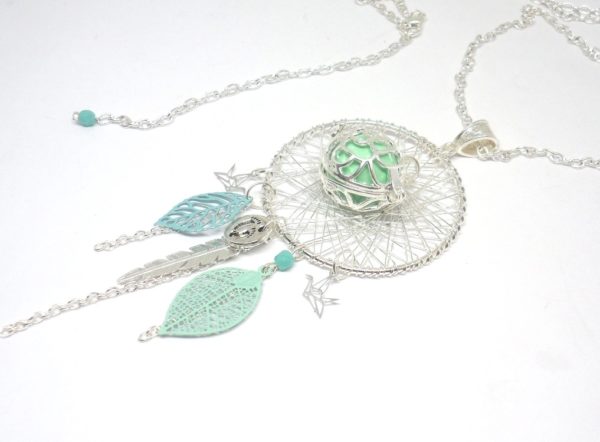 Bijou de grossesse vert d'eau argenté turquoise clair cage fleur oiseaux origami plume feuilles perles esprit attrape-rêves dreamcatcher bola de grossesse pièce unique par Odacassie les créations de Cassandre bijoux et acessoires faits mains bijoux poétiques bohèmes romantiques