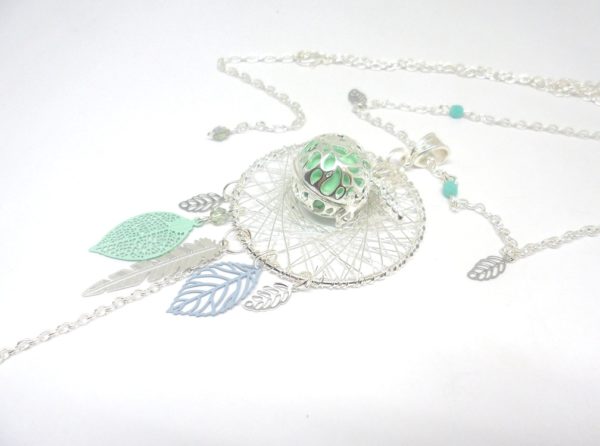 Bola musical vert d'eau argenté gris turquoise clair bola de grossesse attrape-rêves plume feuilles cage ailée ailes d'ange pièce unique réalisée sur commande par Odacassie les créations de Cassandre bijoux et accessoires faits main bijoux poétiques bohèmes romantiques