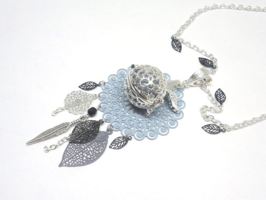 Bola de grossesse étoiles et ailes d'ange gris bleuté gris argenté et noir fines estampes tendance attrape-rêves graphique bijou de grossesse pièce unique par Odacassie les créations de Cassandre bijoux et accessoires faits main bijoux poétiques bohèmes romantiques