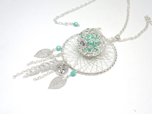 Bola de grossesse turquoise clair argenté plume feuilles petits pieds oiseau origami perles en verre de Bohême cage coeurs bijou de grossesse pièce unique sur mesure personnalisée par Odacassie les créations de Cassandre bijoux et accessoires faits main bijoux poétiques bohèmes romantiques