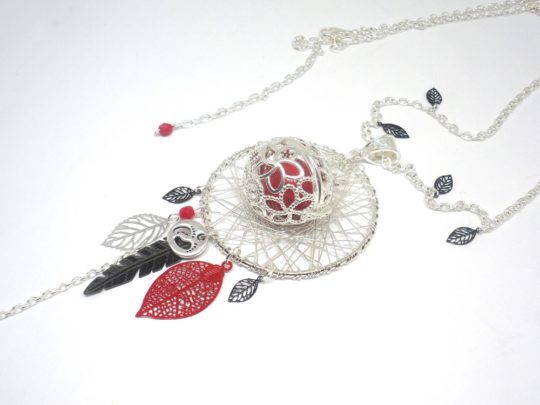 Bola de grossesse rouge et noir argenté cage fleurs plume feuilles petits pieds empreintes de pieds dreamcatcher attrape-rêves pièce unique réalisée sur mesure par Odacassie bijoux et acessoires faits mains les créations de Cassandre