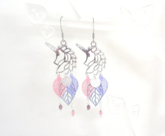 Boucles d'oreilles argentées rose bleu lavande gris bleuté mauve etampes feuilles sequins paillettés girly chic par Odacassie les créations de Cassandre bijoux et accessoires faits main bijoux poéiques bohèmes romantiques