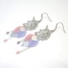 Boucles d'oreilles argentées rose bleu lavande gris bleuté mauve etampes feuilles sequins paillettés girly chic par Odacassie les créations de Cassandre bijoux et accessoires faits main bijoux poéiques bohèmes romantiques