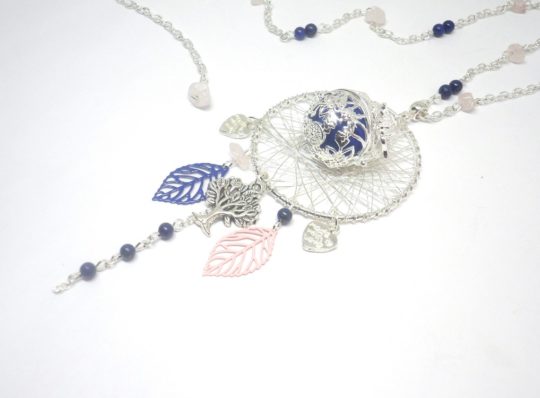 Bola de grossesse pierres gemmes lapis-lazuli et quartz rose perles chips arbre de vie feuilles coeurs made with love cage papillon avec strass bijou de grossesse pierres de gemmes pièce unique réalisée sur mesure personnalisée par Odacassie les créations de Cassandre bijoux et accessoires faits main bijoux poétiques bohèmes romantiques