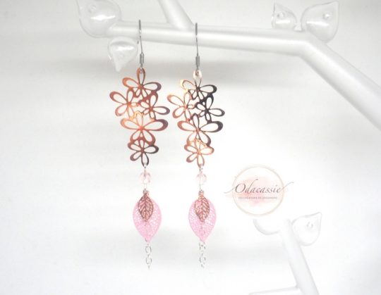 Boucles d'oreilles printemps fleurs feuilles perles rose gold or rose argenté rose fines estampes boucles d'oreilles poétiques bohèmes romantiques par Odacassie les créations de Cassandre bijoux et accessoires faits main