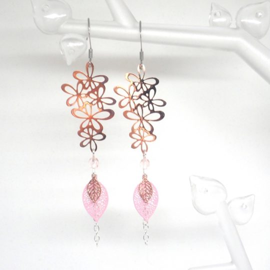 Boucles d'oreilles printemps fleurs feuilles perles rose gold or rose argenté rose fines estampes boucles d'oreilles poétiques bohèmes romantiques par Odacassie les créations de Cassandre bijoux et accessoires faits main