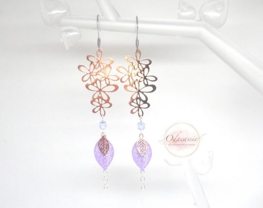 Boucles d'oreilles printanières fleurs feuilles perles rose gold or rose argenté mauve fines estampes boucles d'oreilles poétiques bohèmes romantiques par Odacassie les créations de Cassandre bijoux et accessoires faits main