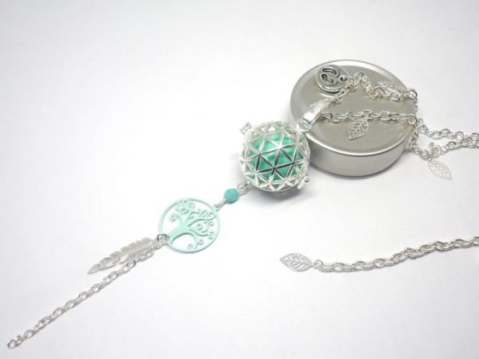 Bola de grossesse croisillons arbre de vie feuilles petits pieds plume perles turquoise clair argenté vert d'eau bijou de grossesse pièce unique par Odacassie les créations de Cassandre bijoux et accessoires faits main bijoux poétiques bohèmes romantiques