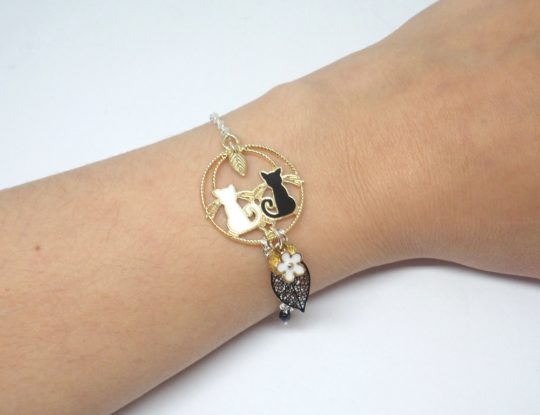 Bracelet couple de chats blanc noir doré feuilles fleur perles en verre de Bohême bijou fait main en édition limitée par Odacassie les Créations de Cassandre bijoux poétiques bohèmes romantiques