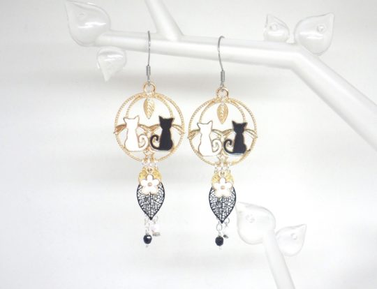 Boucles d'oreilles couple de chats blanc noir doré feuilles fleur perles en verre de Bohême bijou fait main en édition limitée par Odacassie les Créations de Cassandre bijoux poétiques bohèmes romantiques