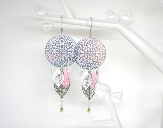 Boucles d'oreilles vert kaki rose blanc argenté estampes rosaces acier inoxydable feuilles perles en verre de Bohème pièce unique par Odacassie les créations de Cassandre bijoux et accessoires faits main bijoux poétiques bohèmes romantiques