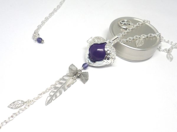 Bola de grossesse argenté et violet cage ailes d'ange plume petit noeud effet résille feuilles perles en verre de Bohême bijou de grossesse pièce unique réalisée sur commande sur mesure par Odacassie les créations de Cassandre bijoux et accessoires faits main bijoux poétiques bohèmes romantiques