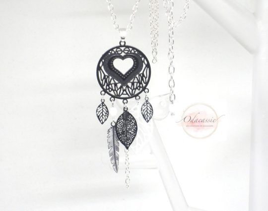 Sautoir cœur noir blanc argenté fines estampes feuilles plume esprit attrape-rêves dreamcatcher bijou en édition limitée par Odacassie les créations de Cassandre bijoux et accessoires faits main bijoux poétiques bohèmes romantiques