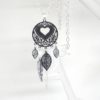 Sautoir cœur noir blanc argenté fines estampes feuilles plume esprit attrape-rêves dreamcatcher bijou en édition limitée par Odacassie les créations de Cassandre bijoux et accessoires faits main bijoux poétiques bohèmes romantiques