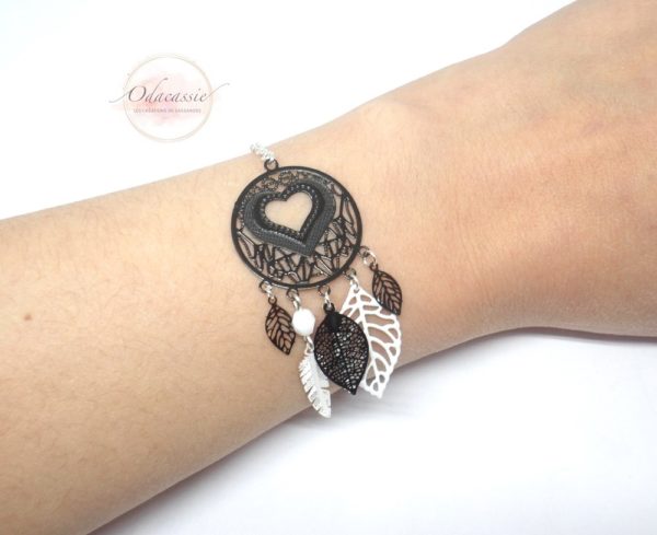 Bracelet cœur noir blanc argenté fines estampes feuilles plume esprit attrape-rêves dreamcatcher bijou en édition limitée par Odacassie les créations de Cassandre bijoux et accessoires faits main bijoux poétiques bohèmes romantiques