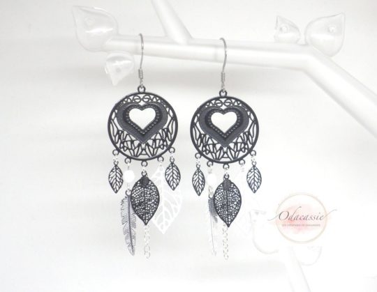 Boucles d'oreilles cœurs noir blanc argenté fines estampes feuilles plume esprit attrape-rêves dreamcatcher bijou en édition limitée par Odacassie les créations de Cassandre bijoux et accessoires faits main bijoux poétiques bohèmes romantiques