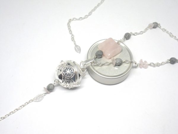 Bola de grossesse quartz rose pierres gemmes argenté gris rose pâle cage mandala estampes feuilles perles en verre de Bohême chips de quartz bijou de grossesse pièce unique réalisée sur commande par Odacassie les créations de Cassandre bijoux poétiques bohèmes romantiques