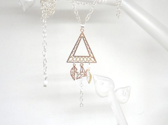 Collier triangle géométrie origami estampes feuilles perles en verre de Bohême oiseau origami doré blanc argenté collier mi-long en édition limitée par Odacassie les créations de Cassandre bijoux et accessoires faits main bijoux poétiques bohèmes romantiques