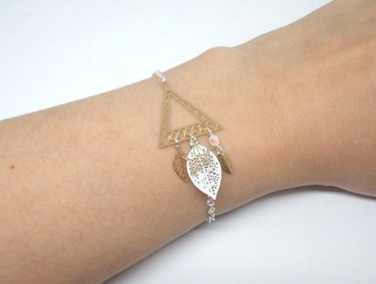 Bracelet triangle géométrie origami estampes feuilles perles en verre de Bohême oiseau origami doré blanc argenté bracelet ajustable en édition limitée par Odacassie les créations de Cassandre bijoux et accessoires faits main bijoux poétiques bohèmes romantiques