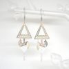 Boucles d'oreilles triangles géométrie origami estampes feuilles perles en verre de Bohême oiseau origami doré blanc argenté boucles d'oreilles en édition limitée par Odacassie les créations de Cassandre bijoux et accessoires faits main bijoux poétiques bohèmes romantiques