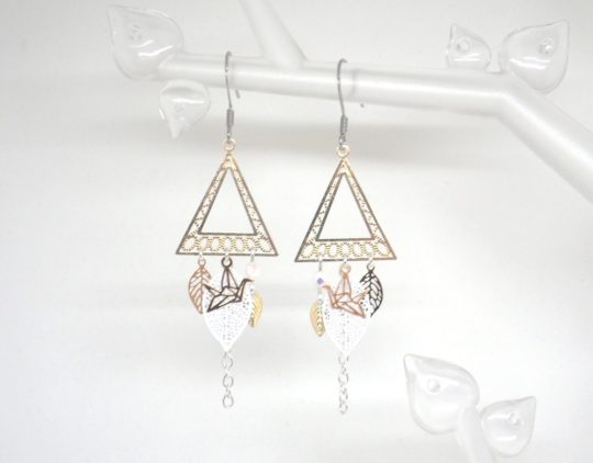 Boucles d'oreilles triangles géométrie origami estampes feuilles perles en verre de Bohême oiseau origami doré blanc argenté boucles d'oreilles en édition limitée par Odacassie les créations de Cassandre bijoux et accessoires faits main bijoux poétiques bohèmes romantiques