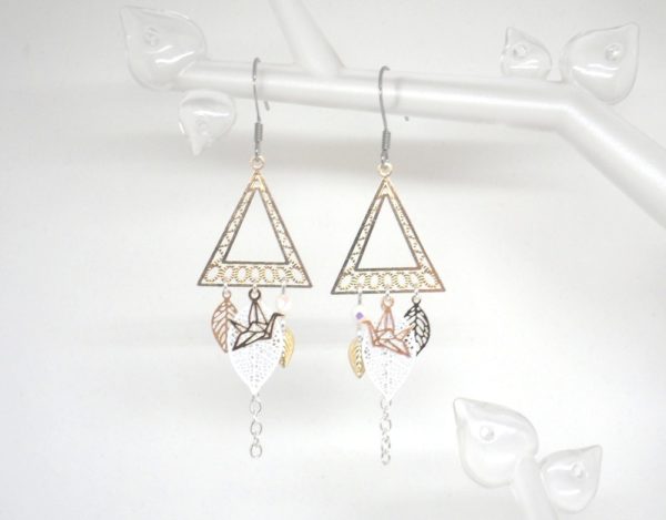 Boucles d'oreilles triangles géométrie origami estampes feuilles perles en verre de Bohême oiseau origami doré blanc argenté boucles d'oreilles en édition limitée par Odacassie les créations de Cassandre bijoux et accessoires faits main bijoux poétiques bohèmes romantiques