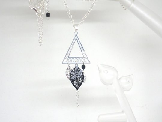 Collier graphique triangle géométrie origami oiseau feuilles estampes tendance chic mariage par Odacassie les créations de Cassandre bijoux et accessoires faits main bijoux poétiques bohèmes romantiques