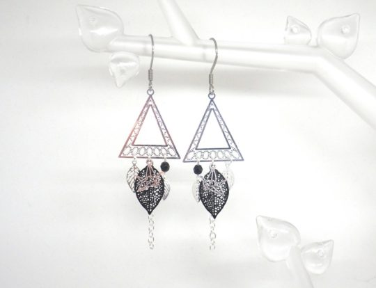 Boucles d'oreilles graphiques triangles géométrie origami oiseaux feuilles estampes tendance chic mariage par Odacassie les créations de Cassandre bijoux et accessoires faits main bijoux poétiques bohèmes romantiques